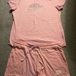 Nike woman’s tee with shorts XL